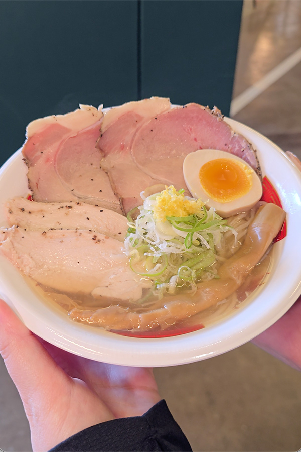 2種類のチャーシューを楽しめる瀬戸内塩ラーメン