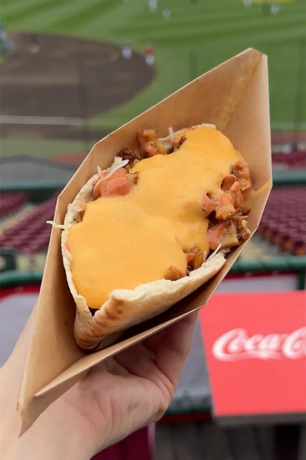 とろとろのチーズをたっぷり！チーズケバブサンド