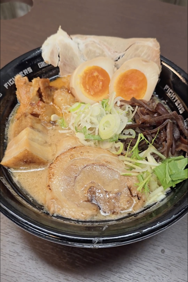 豪快にトッピングを乗せた豚骨醤油ラーメン