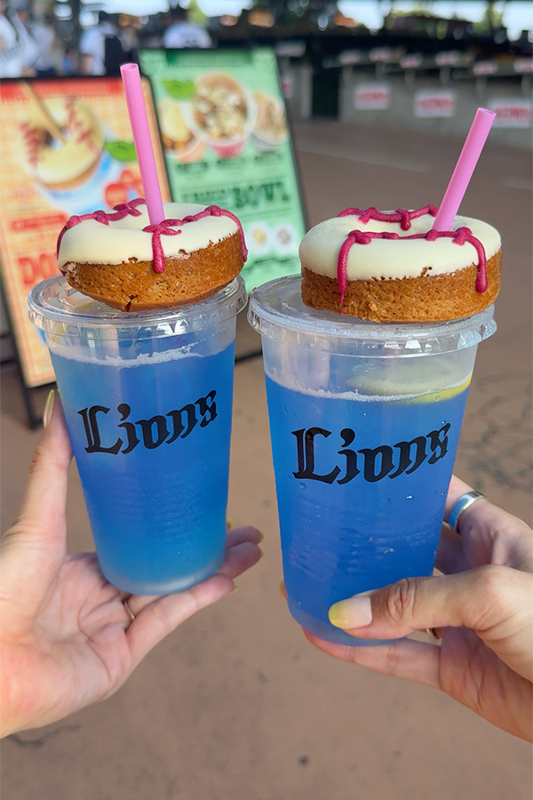 野球ボールモチーフのドーナツとお好みのドリンクをセットで♪