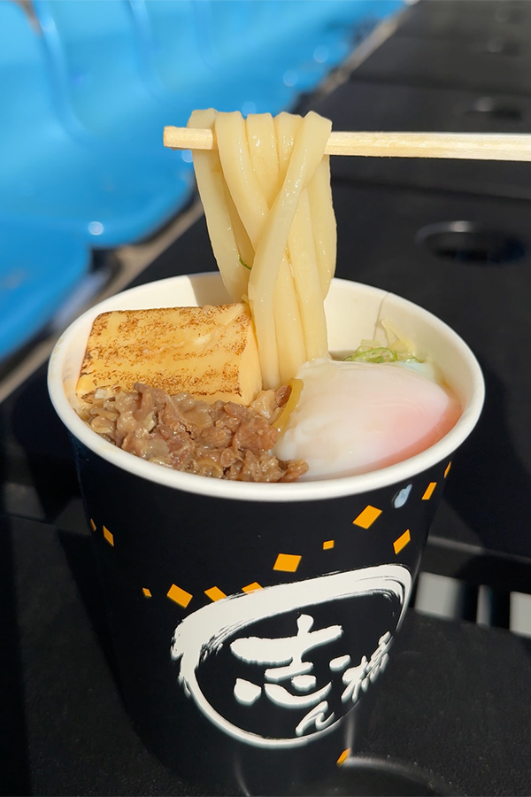 牛肉をふんだんに！すき焼き風「極旨肉うどん」
