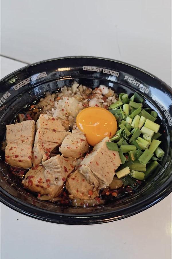 ほろほろの焼豚が絶品…札幌ブラックラーメン