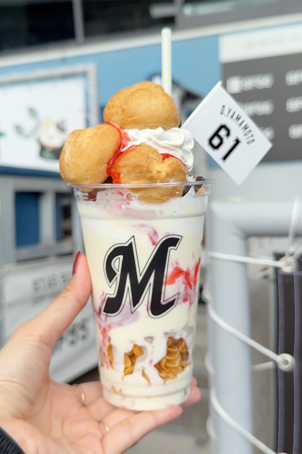 シュークリームをトッピング！ボリューム満点シェイク