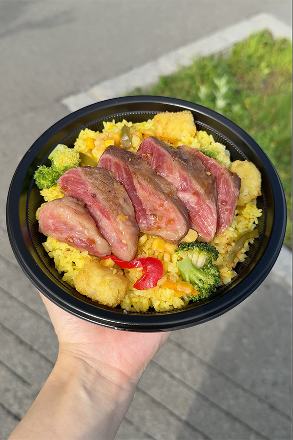 「ふらの和牛」をステーキに!彩りもバッチリなパエリア風♪