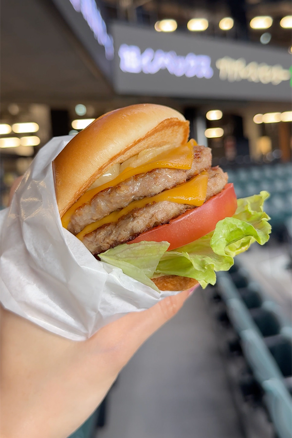 肉厚ビーフパティと濃厚チーズを2層ずつ！満腹ハンバーガー