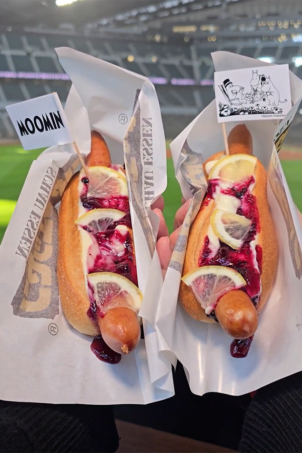 フィンランドの定番・ベリーソースがポイント！ムーミンホットドッグ