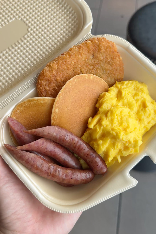 牛タンソーセージも！もっちりパンケーキのワンプレート