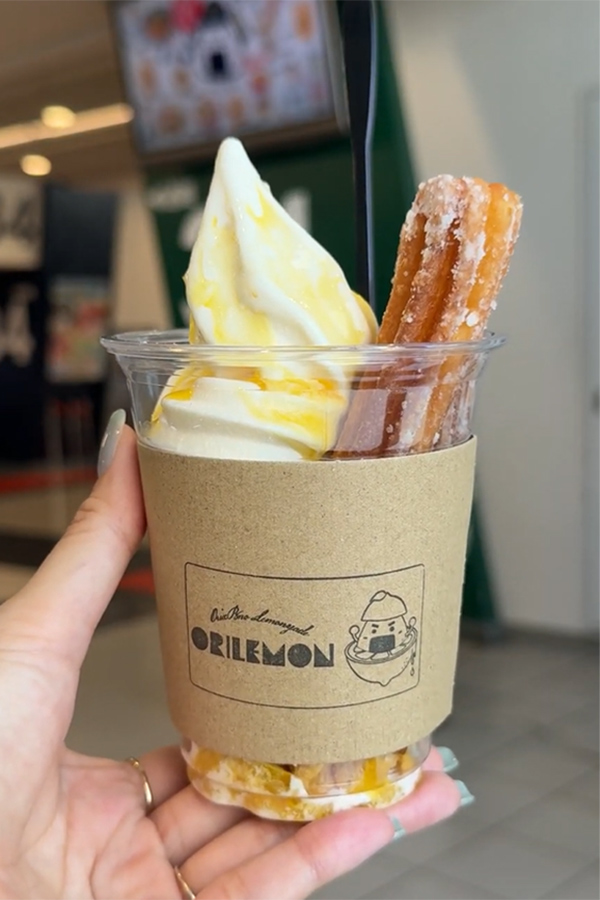 ソフトクリームにチュロスをつけて◎ オリレモんサンデー