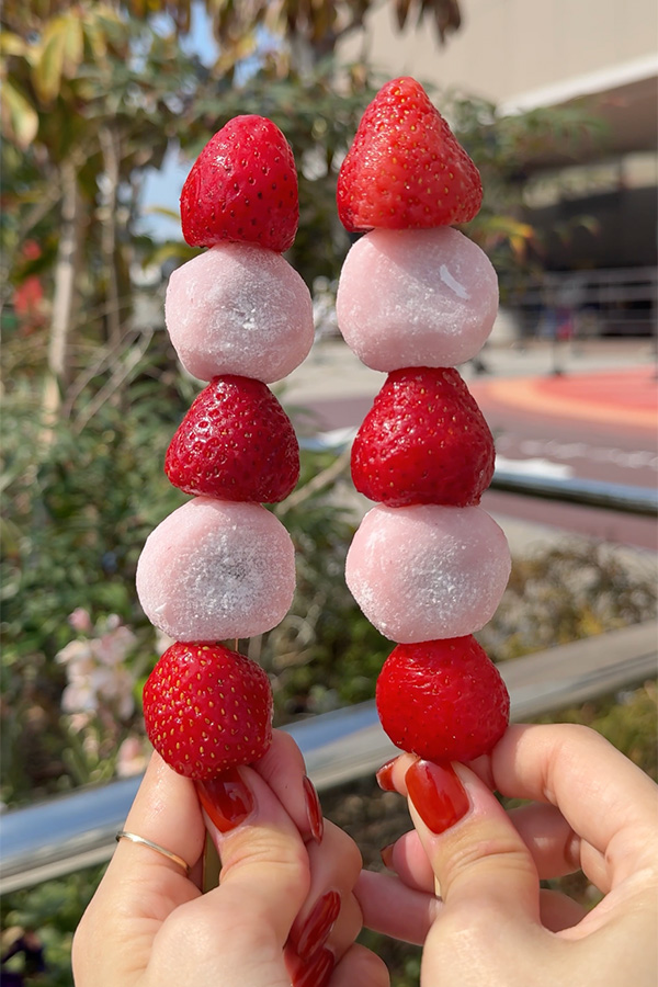 ピンク色の見た目もかわいい♡あまおう苺大福串