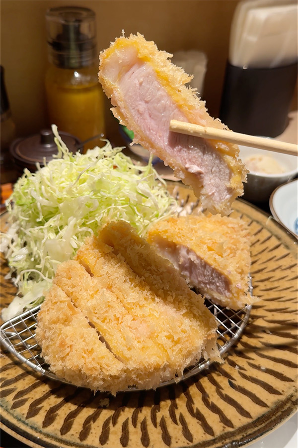 白い衣が特徴的！国産銘柄豚のロースかつ定食