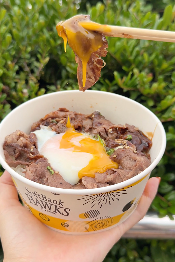 温泉卵をとろりと割って♪柳町達選手プロデュースの牛ロース丼