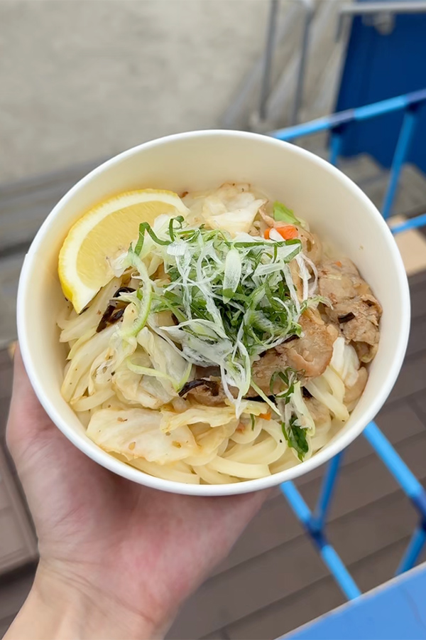 野菜とお肉がたっぷり♪塩気が効いたもちもちうどん