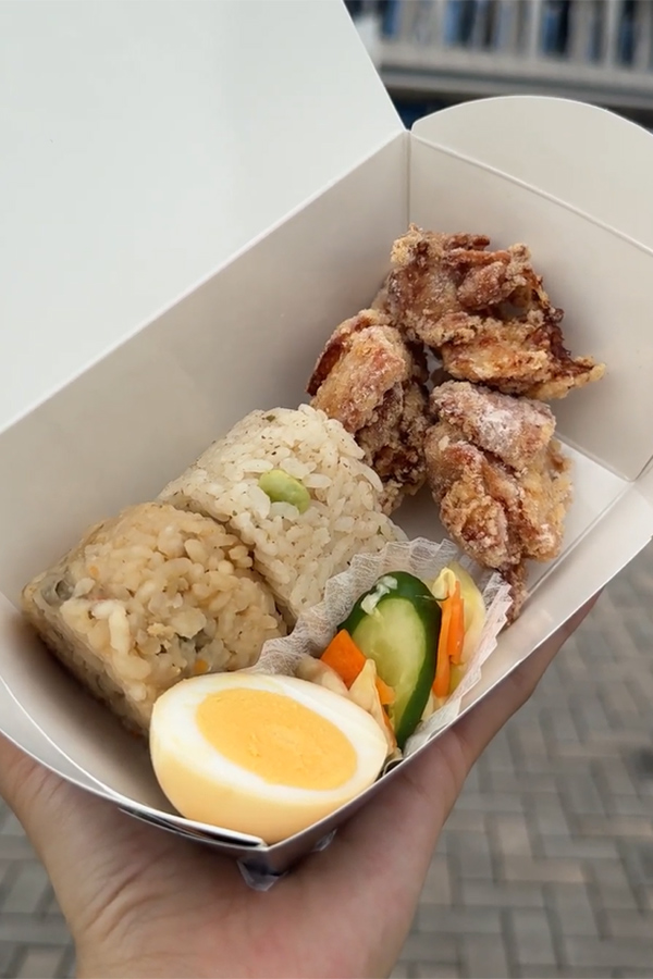 博多名物・あごだしの旨み！おむすび＆唐揚げのお弁当