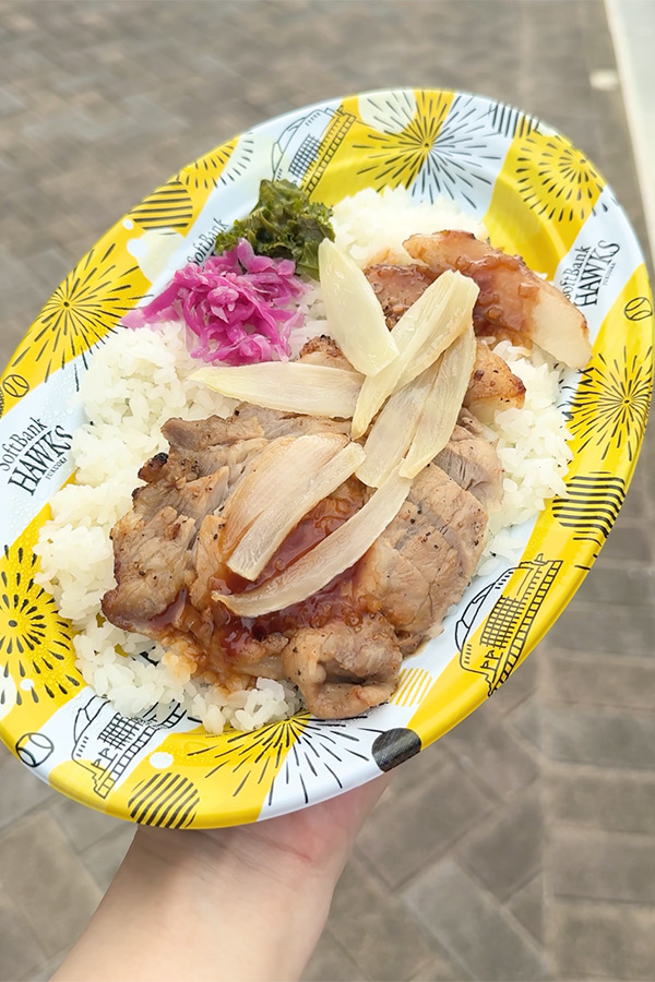 甘辛いタレでご飯が進む!ジューシーなポークジンジャー丼