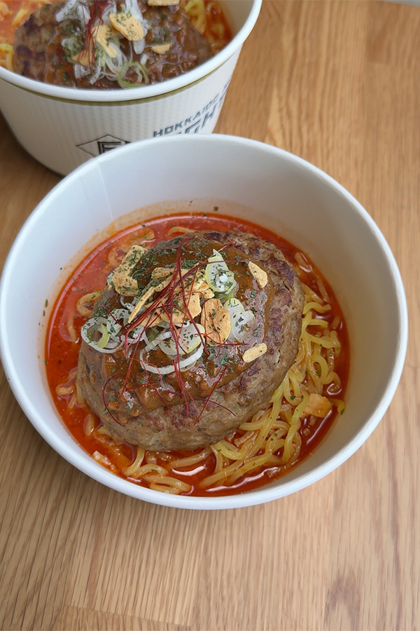 ハンバーグがドーン！ガッツリ派におすすめの"冷やち"担々麺