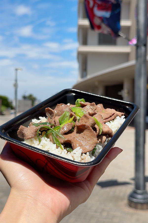 ご飯との相性は間違いない！やみつきになる牛タンネギ塩重