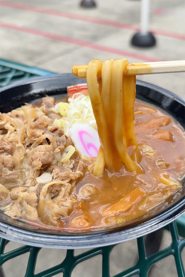 カレーうどんに牛肉をたくさんトッピング！ほっこり温まるカレー肉肉うどん
