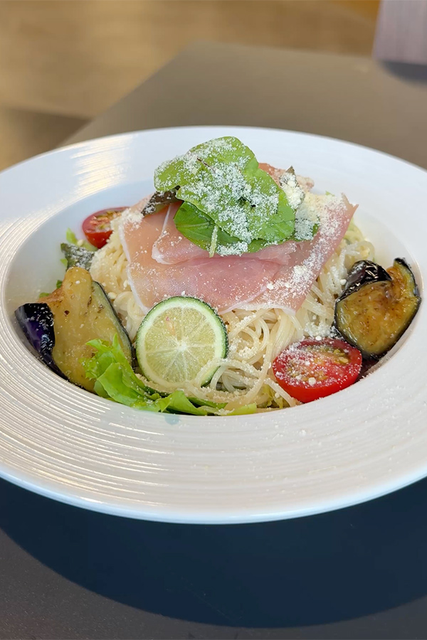 生ハムと夏野菜の彩り◎すだちが爽やかな冷製パスタ