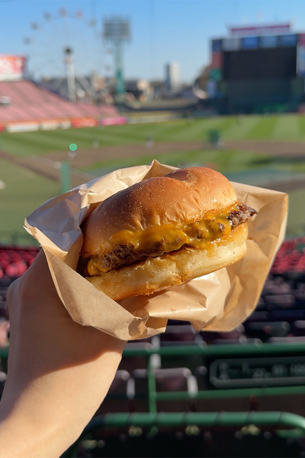国産牛100%のパティがおいしすぎる！本気のチーズバーガー