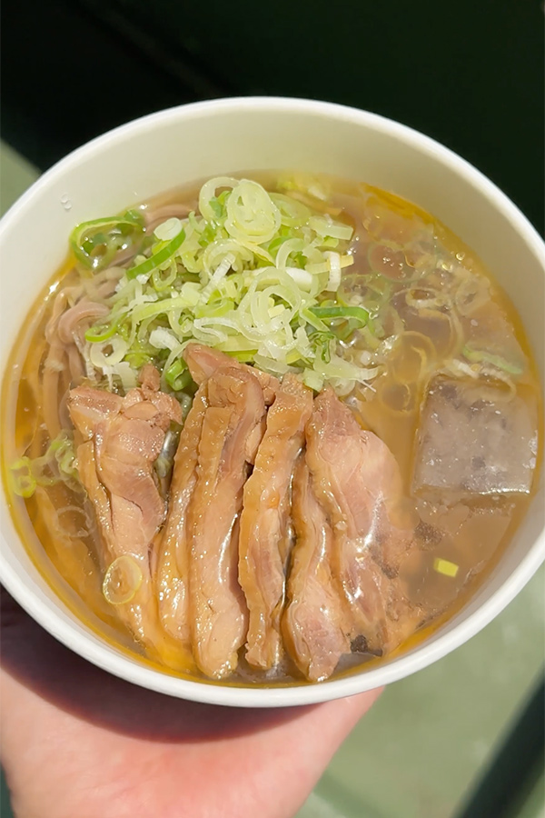 お肉たっぷり！山形名物の冷やし肉そば