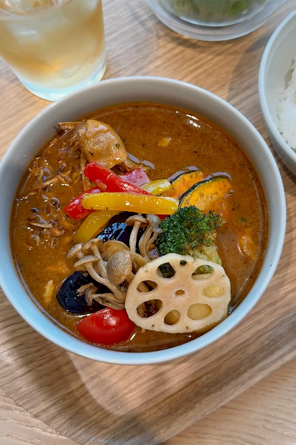 具だくさんで満足感◎野菜ごろごろチキンスープカレー