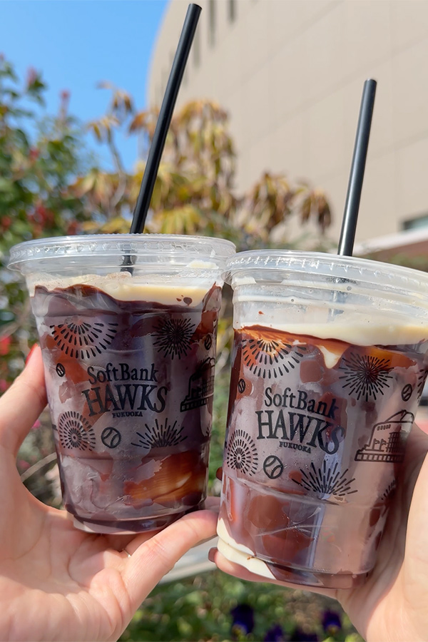 コーティングのチョコをパリッ🍫話題のクラッキングラテ