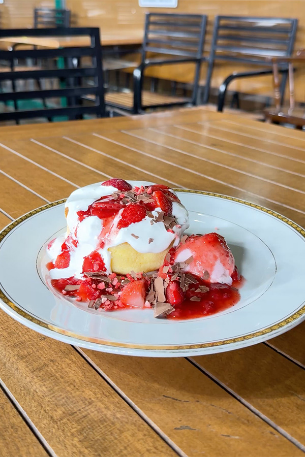 いちご好きは要チェック！見た目も華やかなパンケーキ
