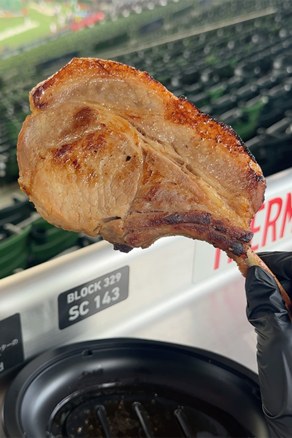 迫力満点の骨付き肉！獅子のトマホーク