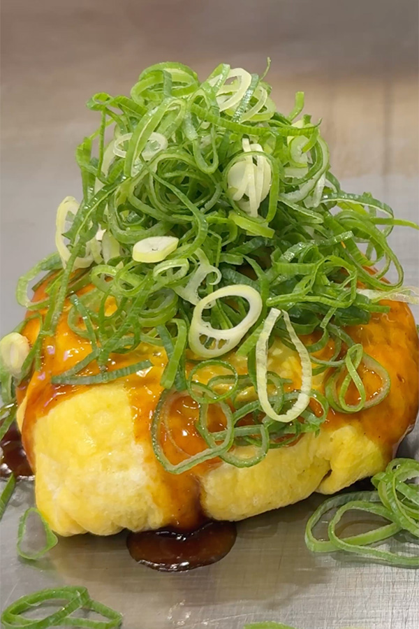 たっぷりの具材を卵でくるっ！広島風お好み焼き