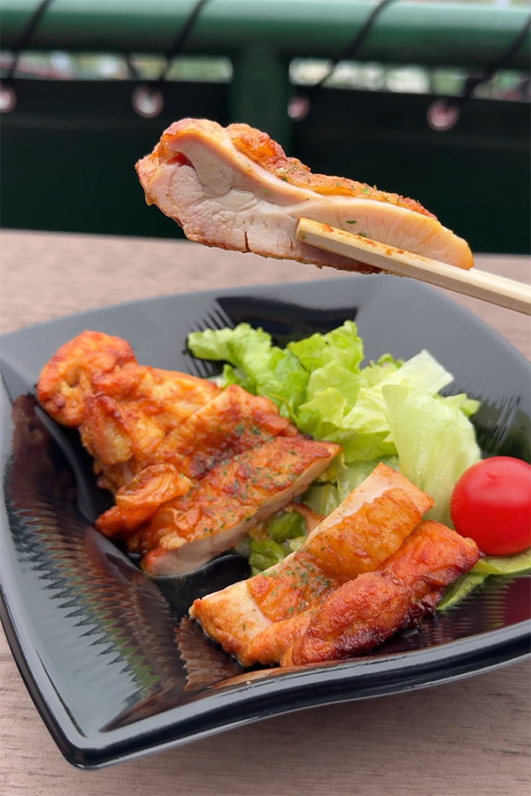 外は香ばしく、中はジューシー！いわいどりのタンドリーチキン