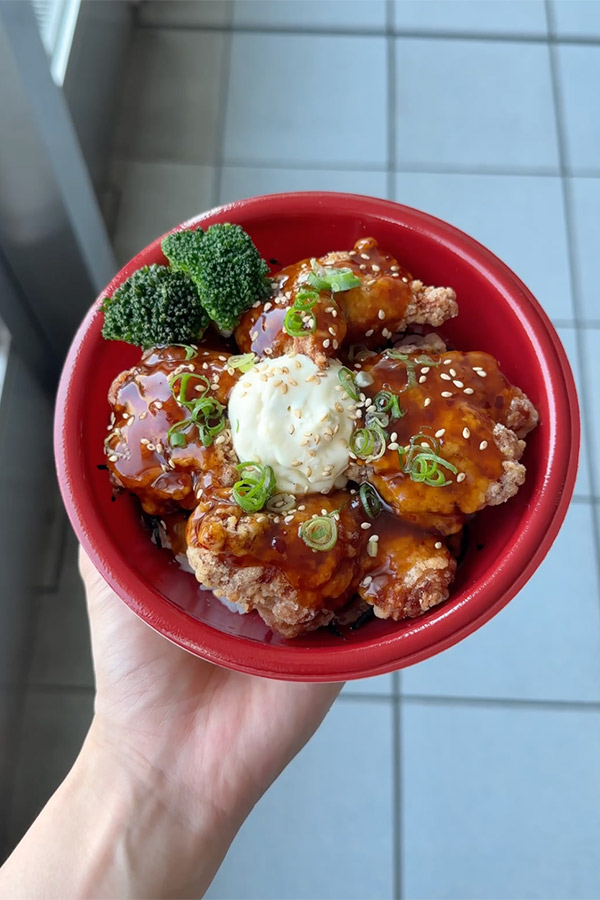 今日はガッツリ！油淋鶏を丼でいただきます