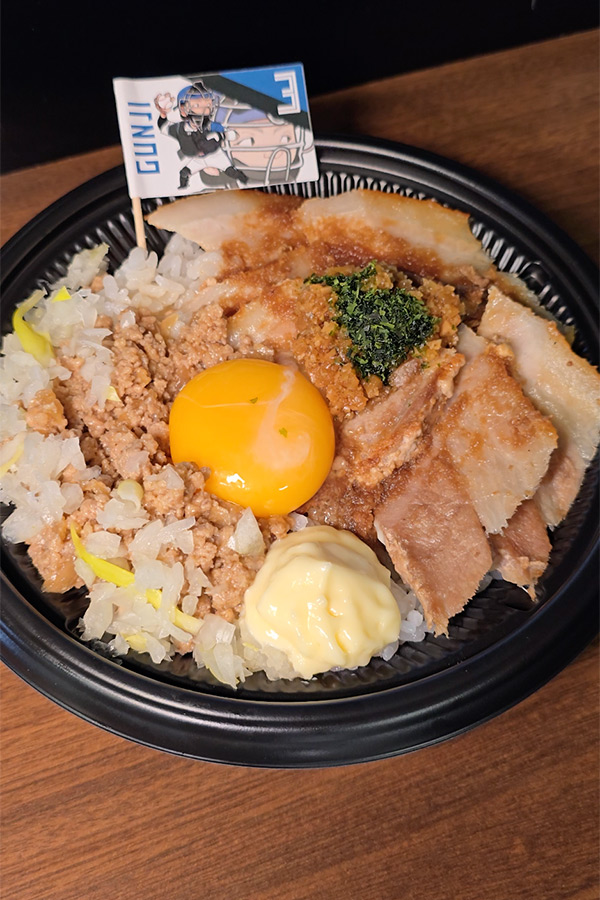 特製甘辛タレでご飯が進む！肉厚の豚肉とひき肉の丼