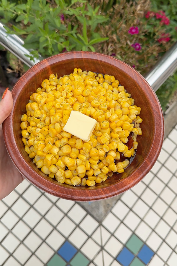 本体が見えない……！コーンをたっぷり乗せたお好み焼き