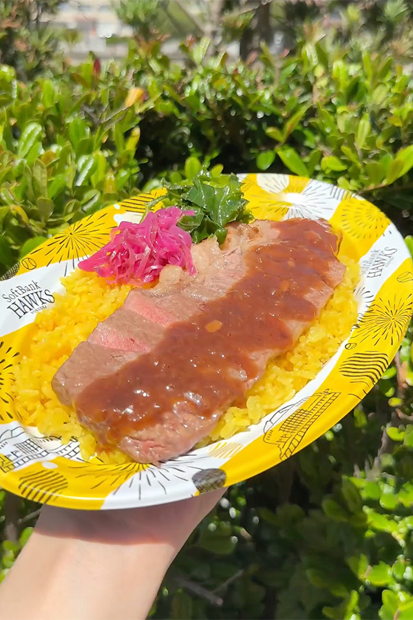 ガーリックソースが食欲をそそる！肉厚サーロインステーキ