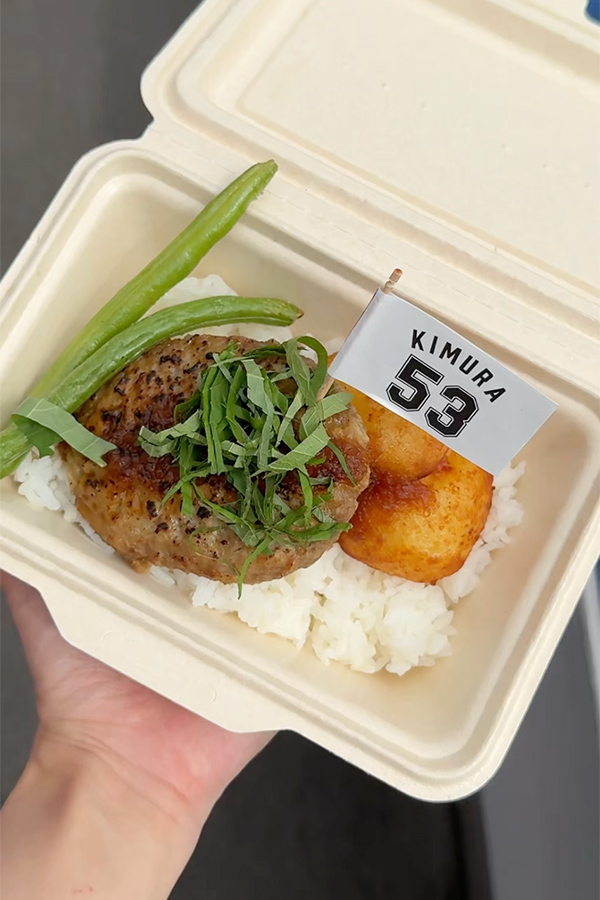 ハンバーグを丸々1個豪快に！さっぱり大根おろしソースでどうぞ♪