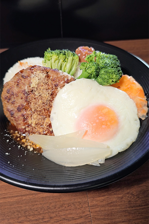 肉厚ハンバーグが食べ応え◎野村佑希のロコモコプレート