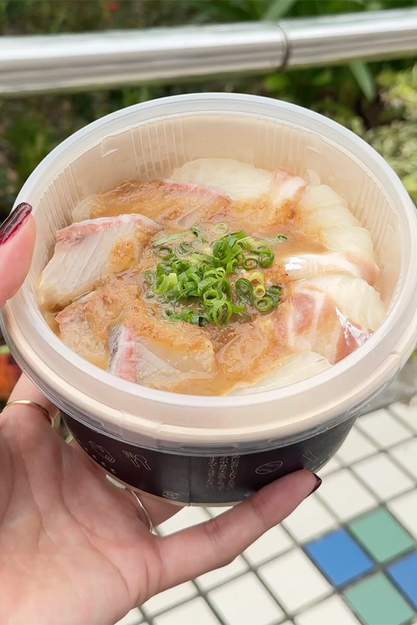 暑い夏でもさらっと！ごまだれで味わうカンパチ＆鯛丼
