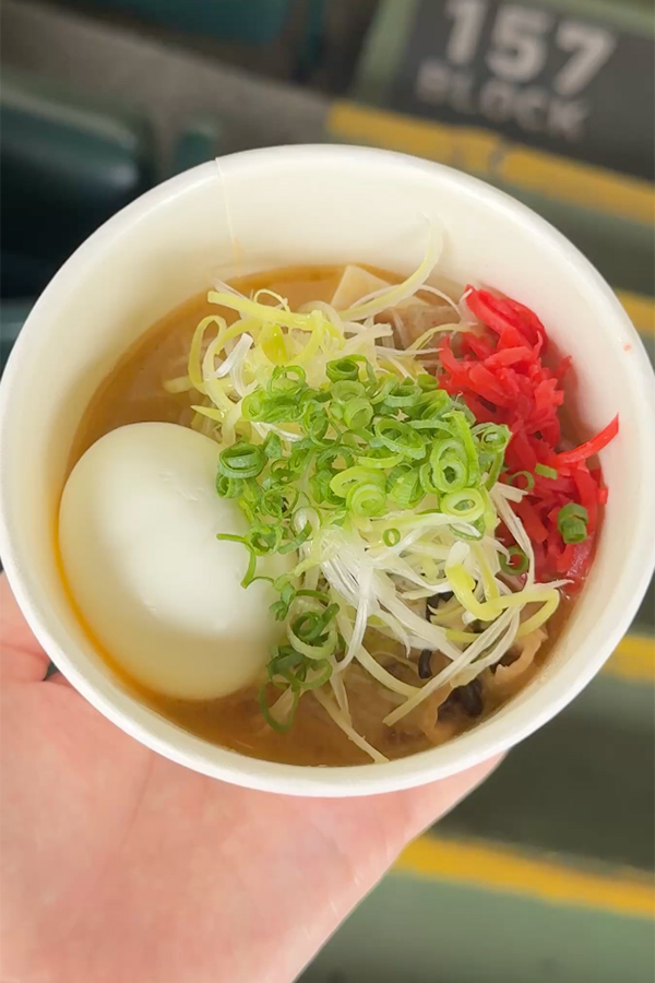 ラーメン風のトッピングを！とろとろのもつ煮