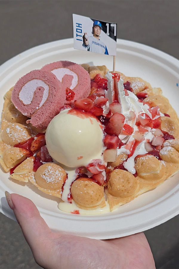 もちもちワッフルにロールケーキも！豪快いちごスイーツ