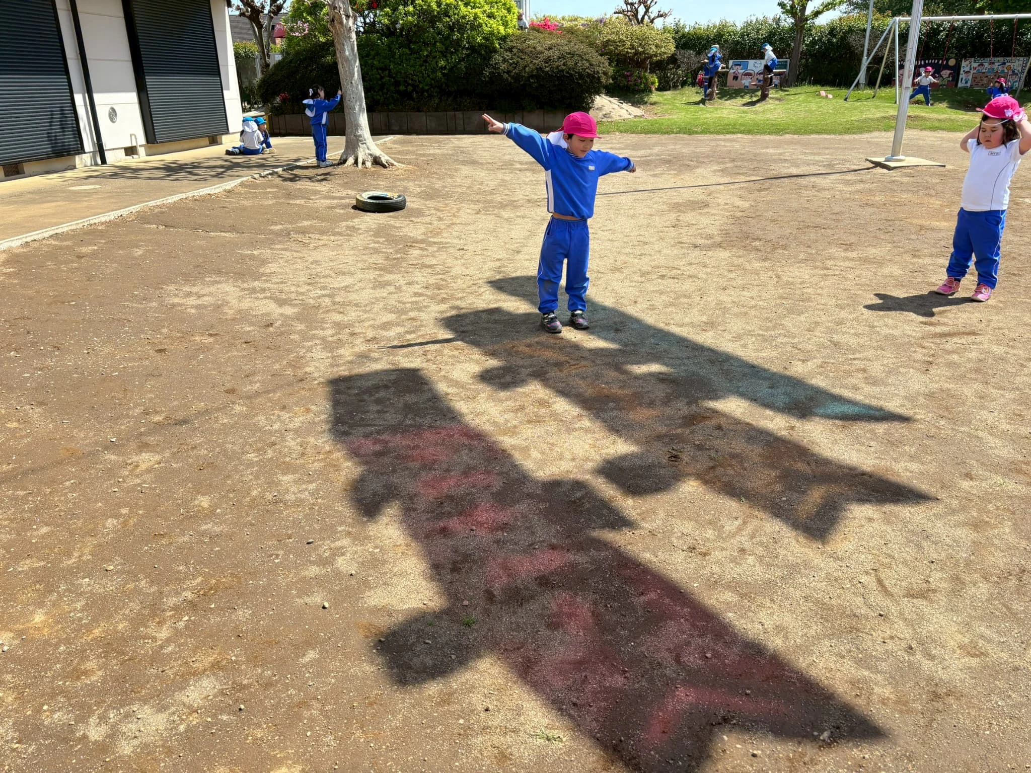 鯉のぼりのカラフルな影に喜ぶ男の子