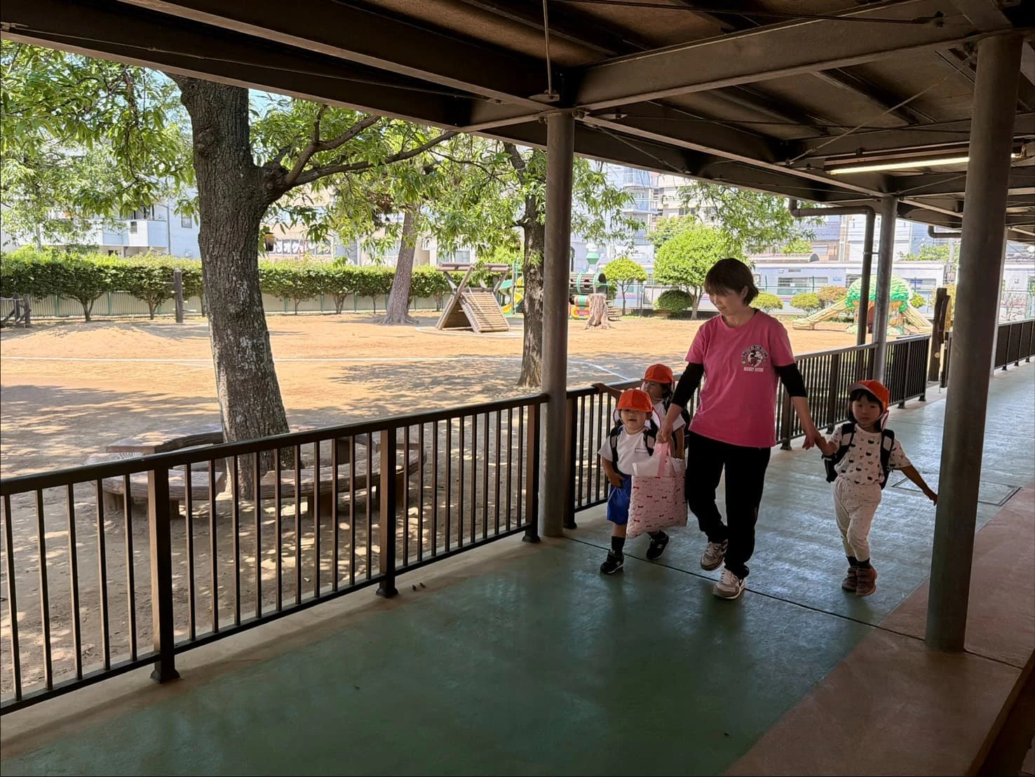 みもみ幼稚園の満3歳児クラスの子どもたちが担任の先生と手を繋いで歩いている様子
