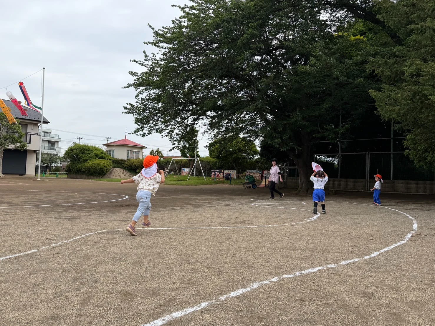 みもみ幼稚園の満3歳児クラスの子どもたちが園庭で走っている様子