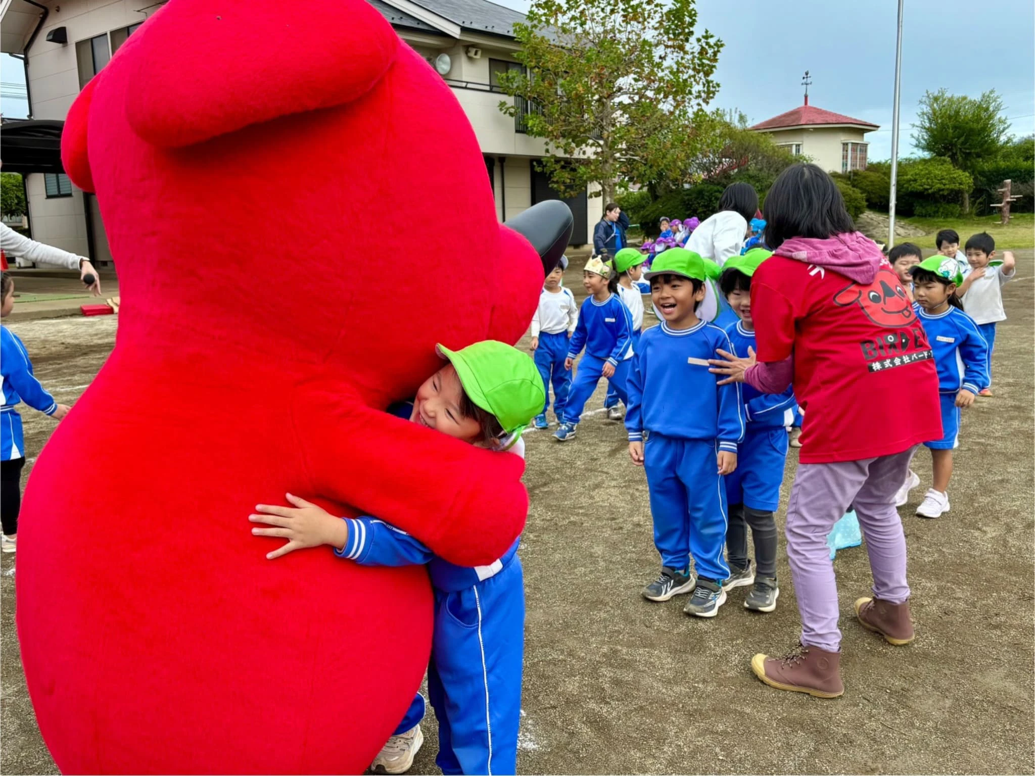 チーバくんと年中の女の子ハグをしているところ