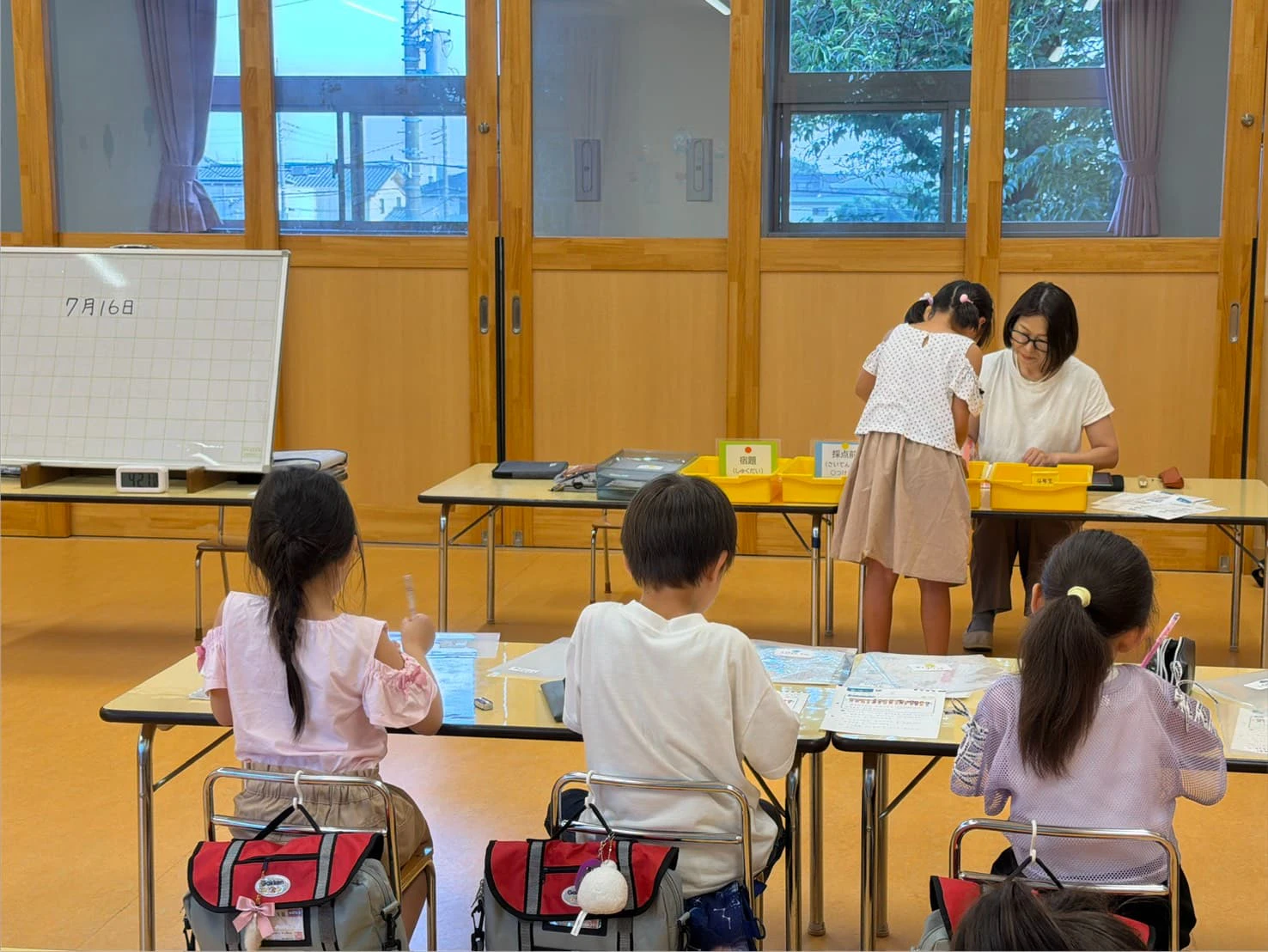 みもみ幼稚園の一室で勉強をする小学生