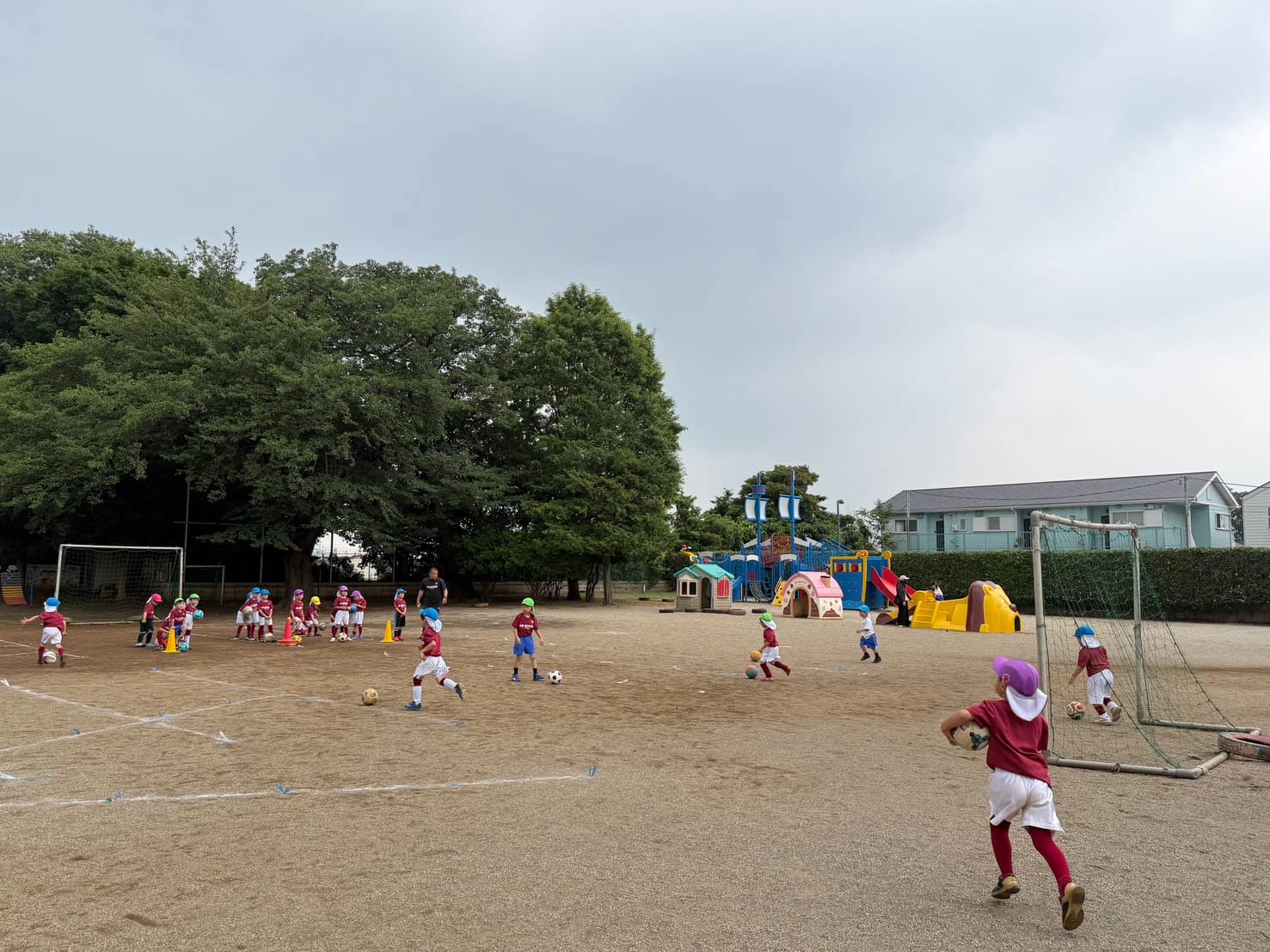 みもみ幼稚園でサッカーをする子どもたち