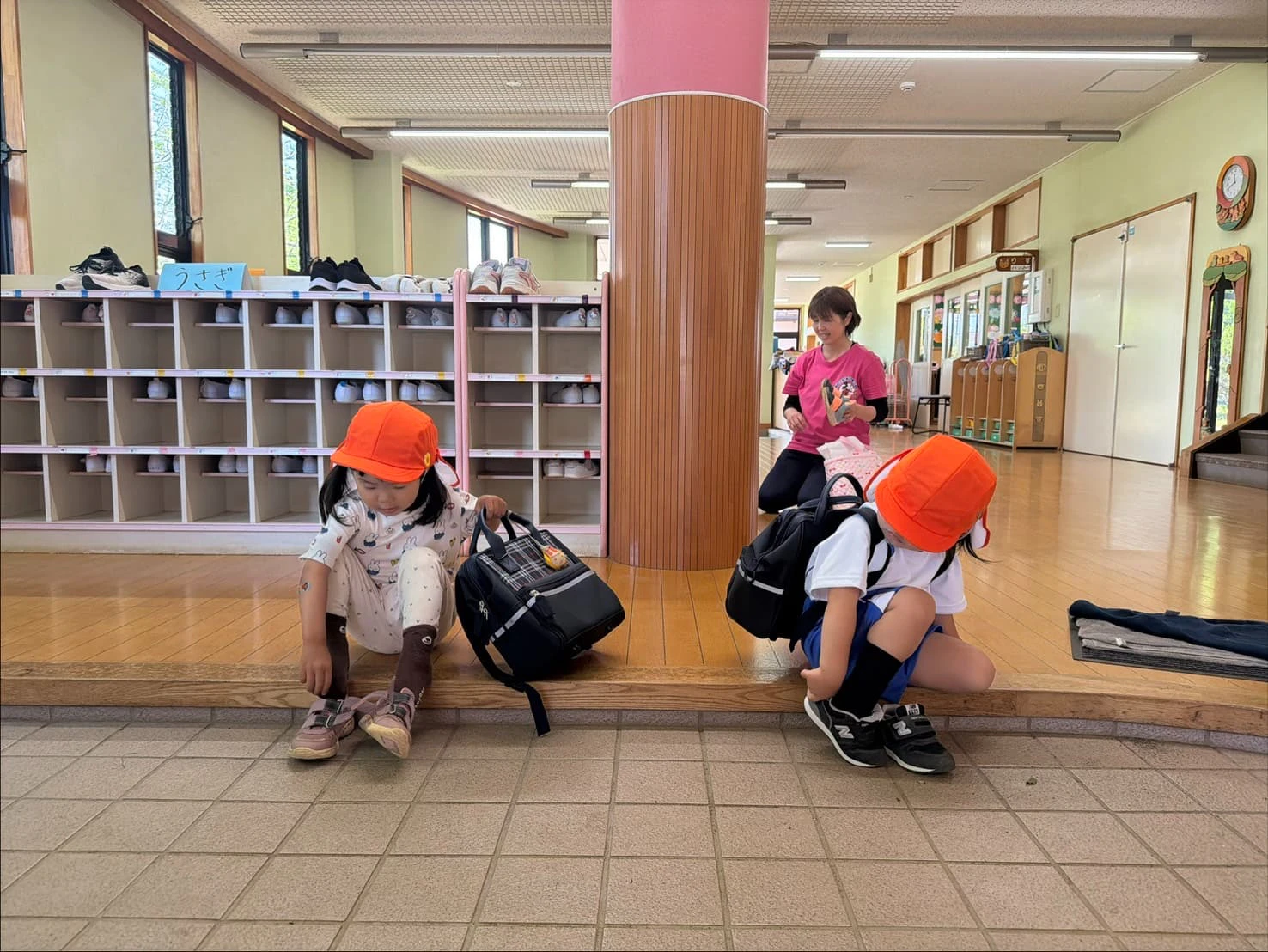 みもみ幼稚園の満3歳児クラスの子どもたちが自分で靴を履いている様子