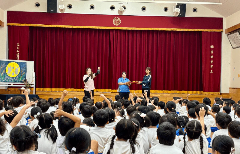 先生が子ども達前で秋の食物を紹介している様子