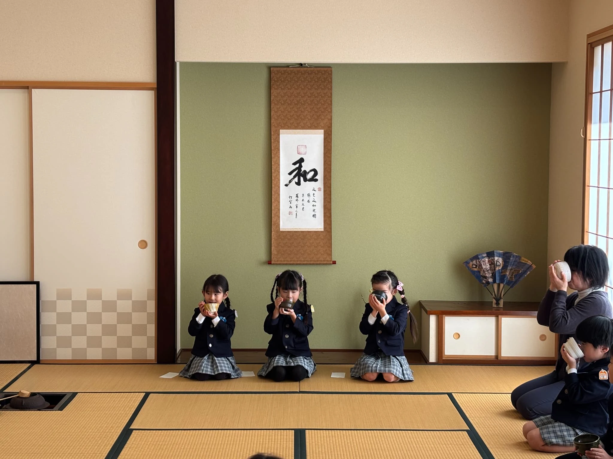 幼稚園のお茶室で茶道の体験をしている年長の女の子