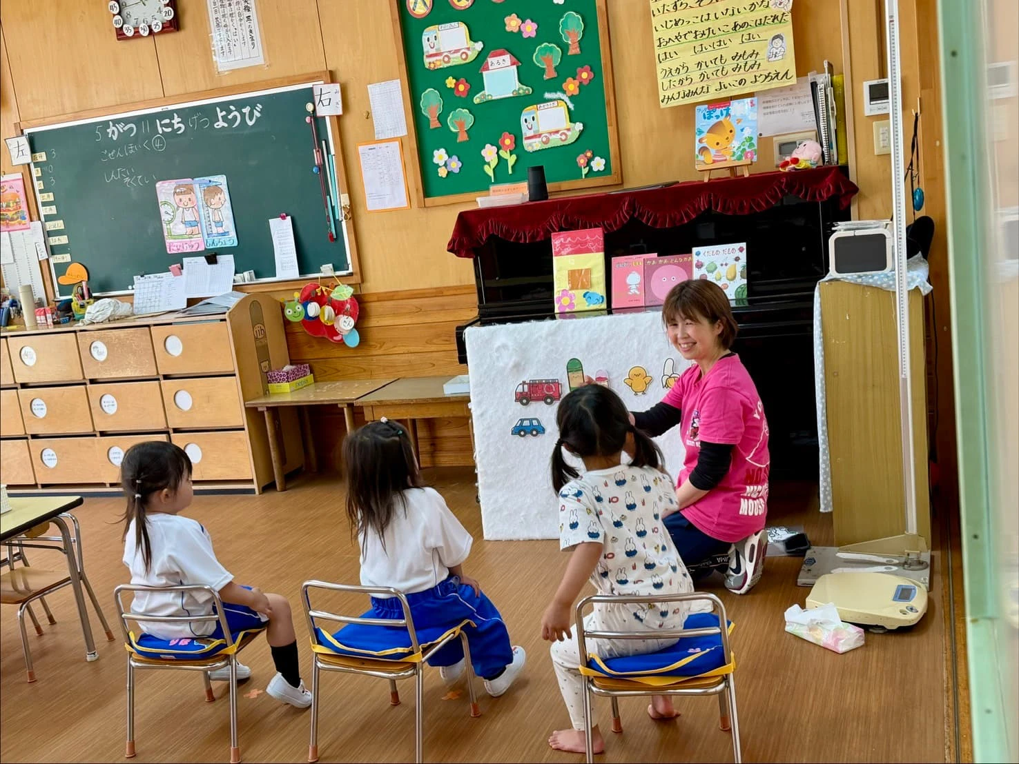 みもみ幼稚園の満3歳児クラスの子どもたちがパネルシアターを楽しんでいる様子
