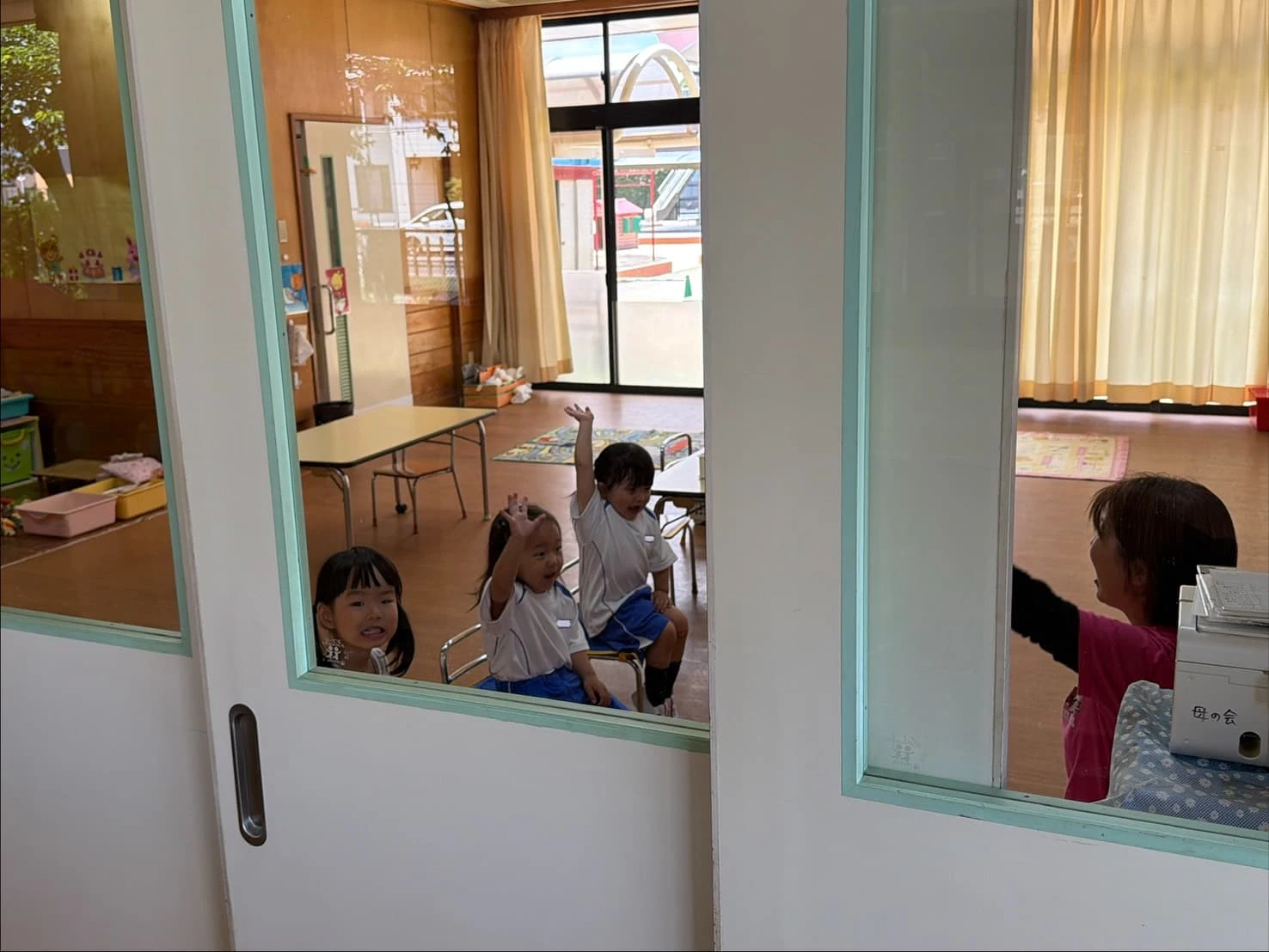 みもみ幼稚園の満3歳児クラスの子どもたちが元気よくお返事している様子